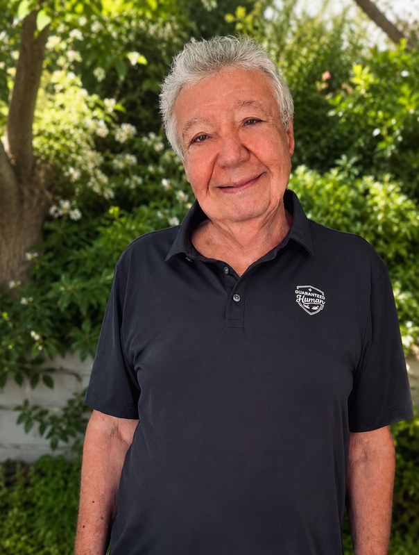 Georges, 5'9" — Big fan of his polo, in black, size XL.